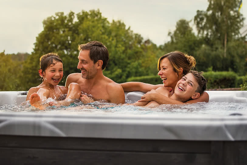 Miljöbild familj i spabad